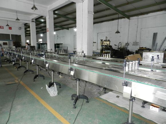 鏈板輸送機(jī)的分類、結(jié)構(gòu)與行業(yè)應(yīng)用