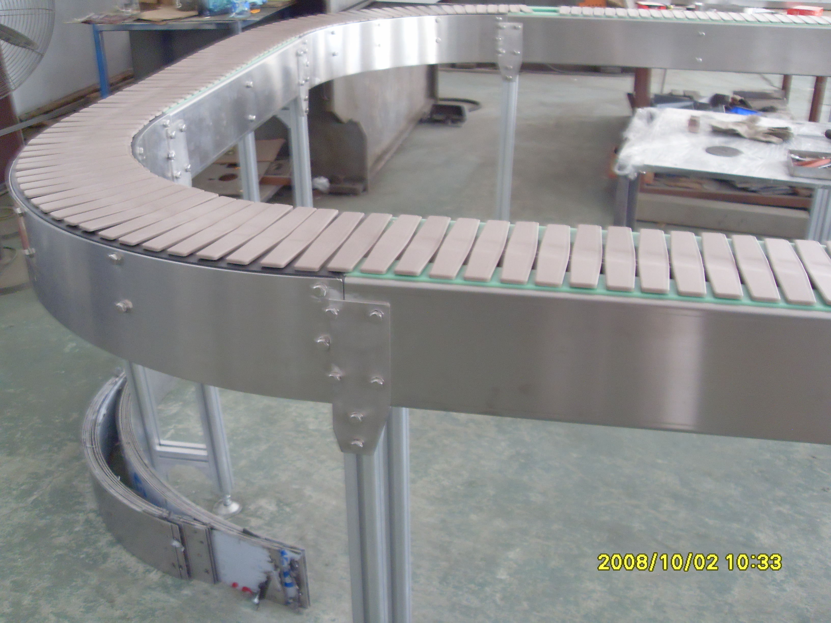 選用鏈板輸送機的注意細節(jié)分析